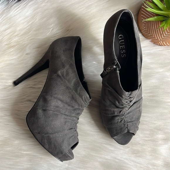guess • side zip peep toe rouched bootie heels - Picture 2 of 13